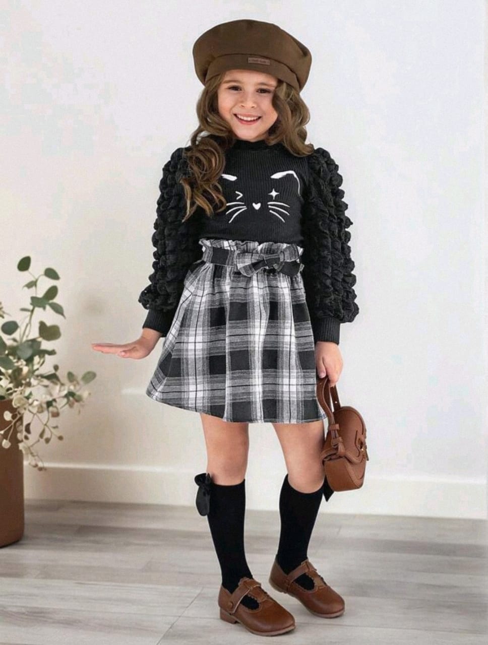 Niña posando con conjunto Mahia Travesuras