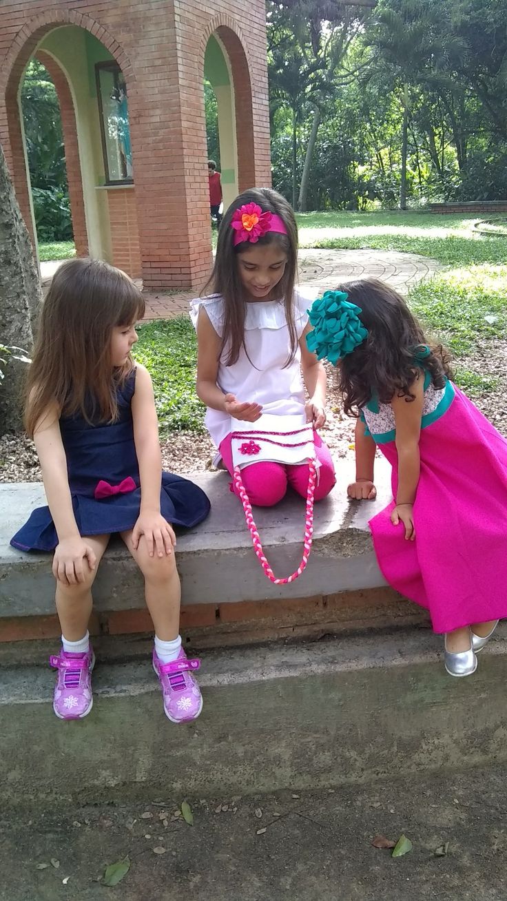 Niña jugando con ropa Mahia Travesuras