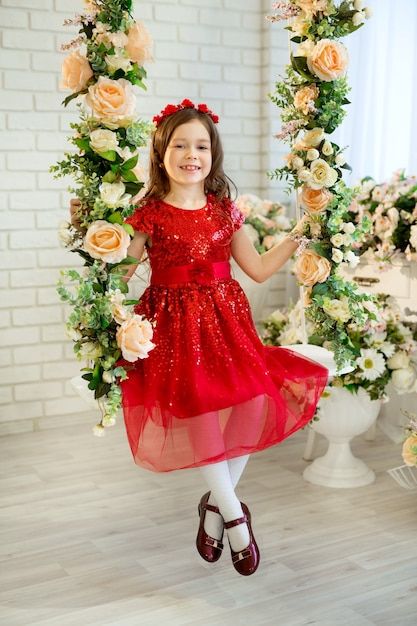 Niña feliz con vestido Mahia Travesuras